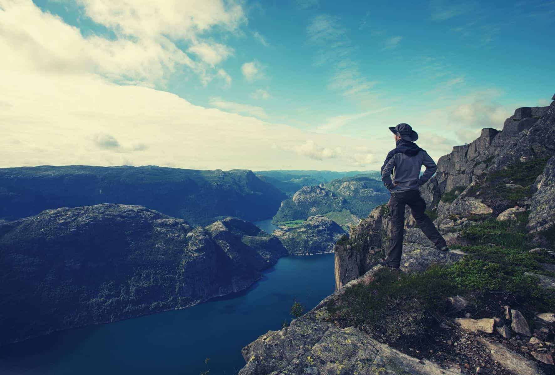 71 Inspirational Hiking Quotes featimage