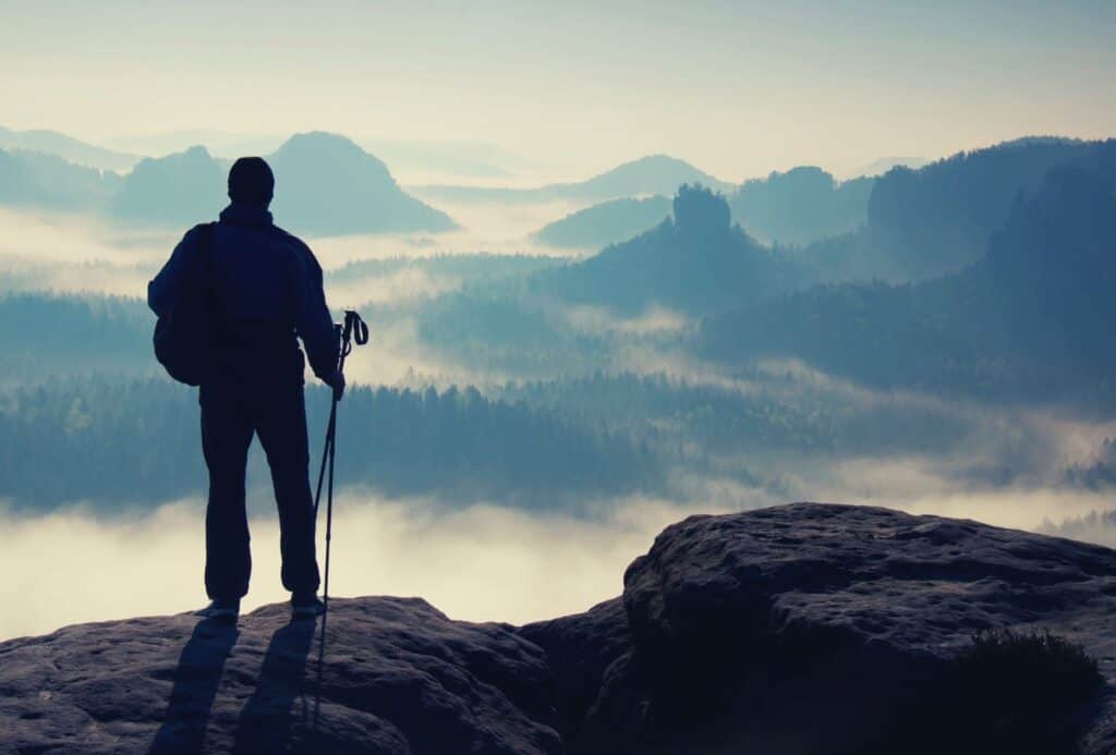 how to use trekking poles featimage