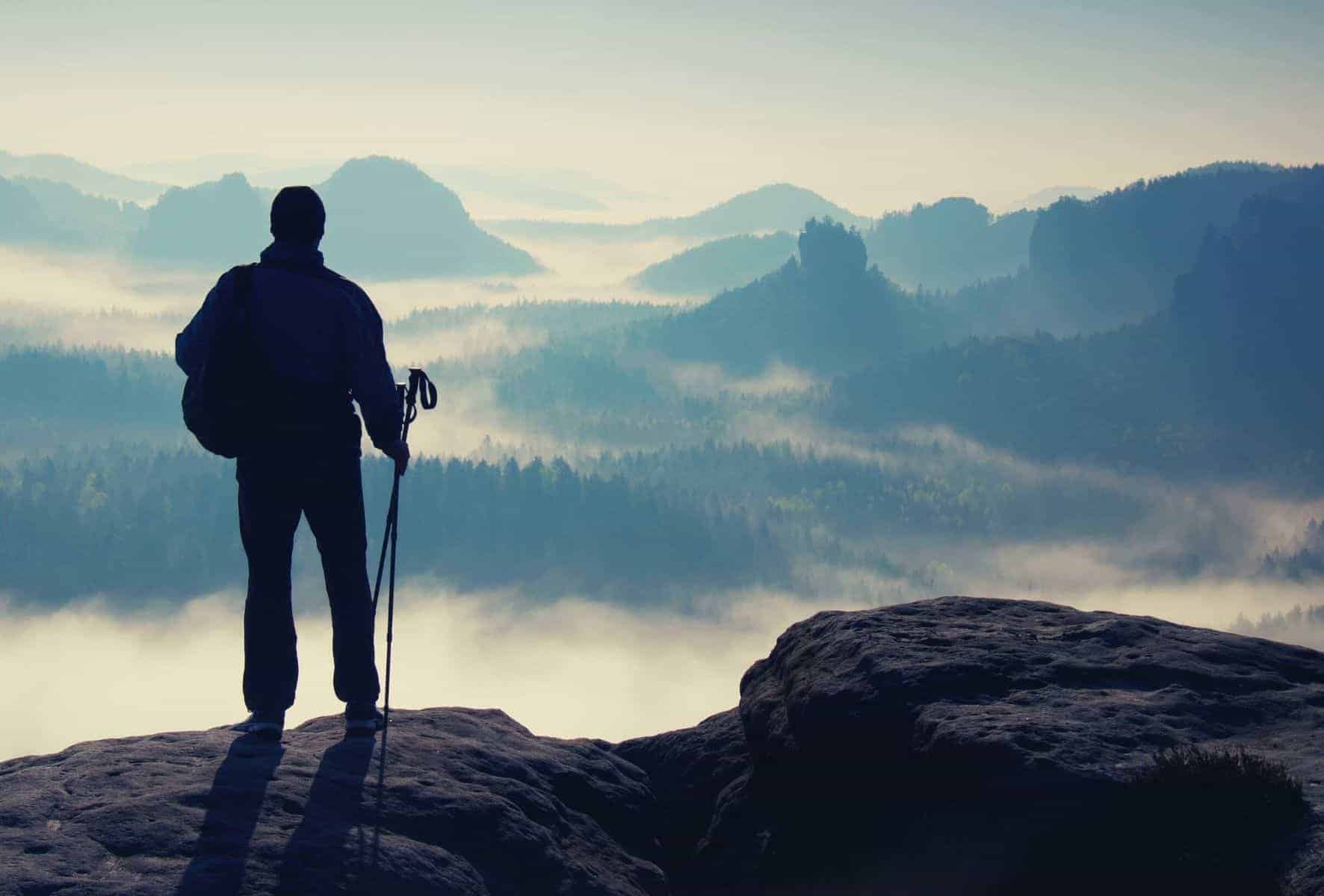 how to use trekking poles featimage