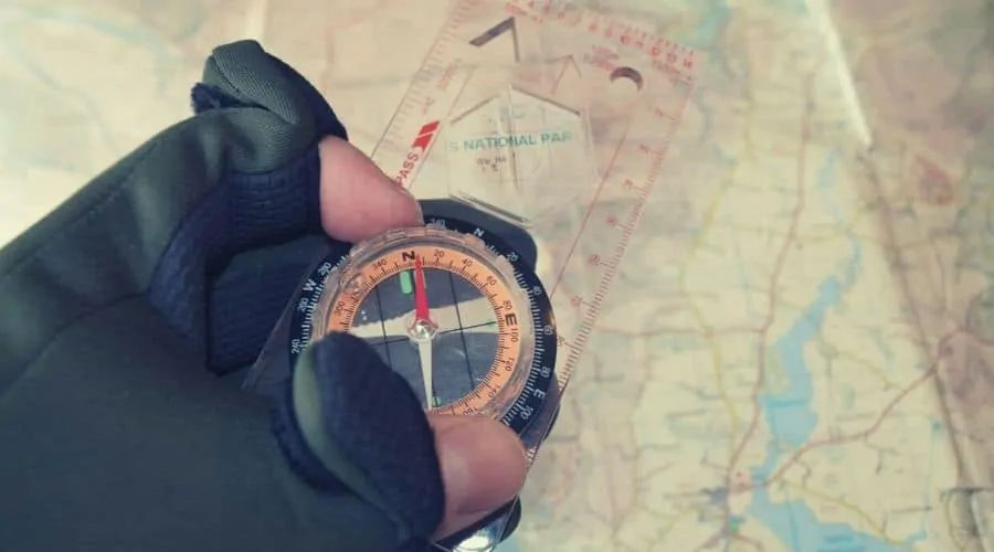 Topografische Karte und Kompass im Text