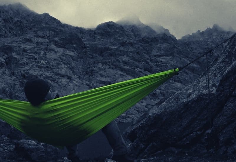 how to hang a hammock without trees - featimg