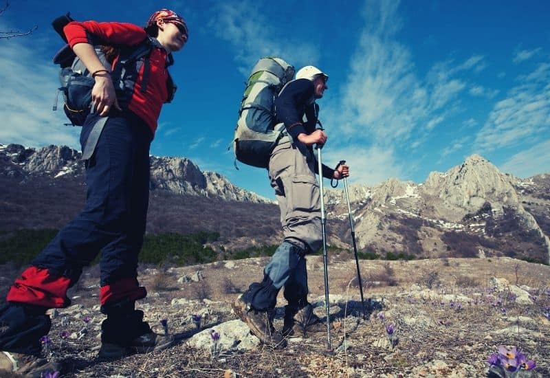 what to wear hiking in the spring - featimg