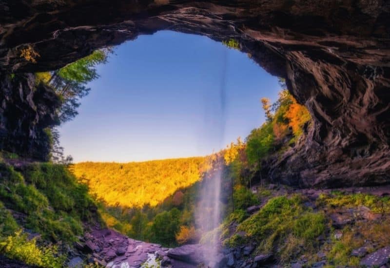 Water falling over rock formation at Kaaterskill falls