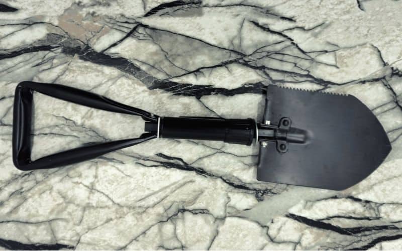 Foldable hiking spade with serrated edge