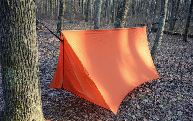 Hanging a tarp with the use of trees