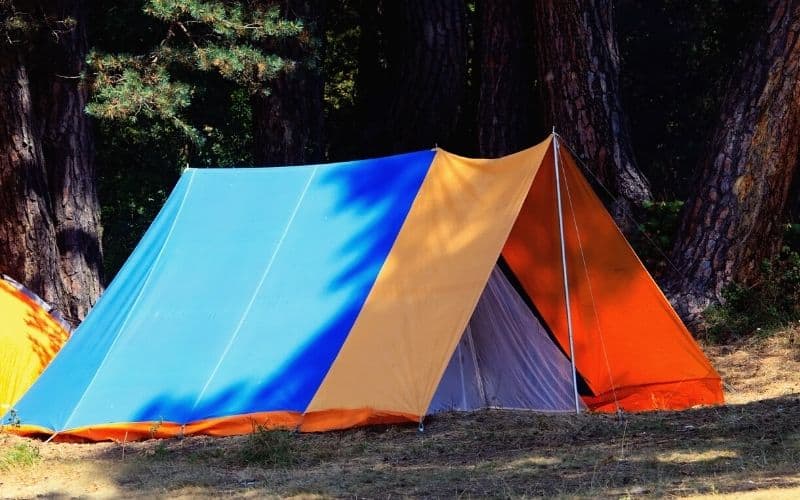 Hanging a tarp without the use of trees