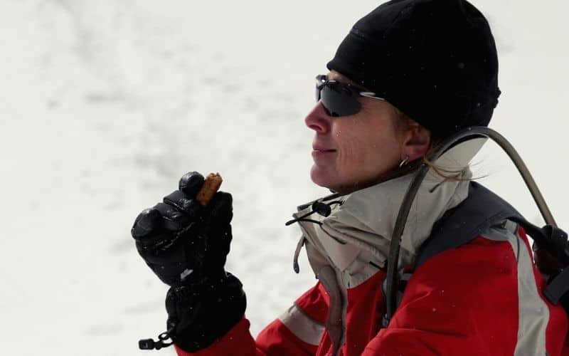 hikers eating muesli bars