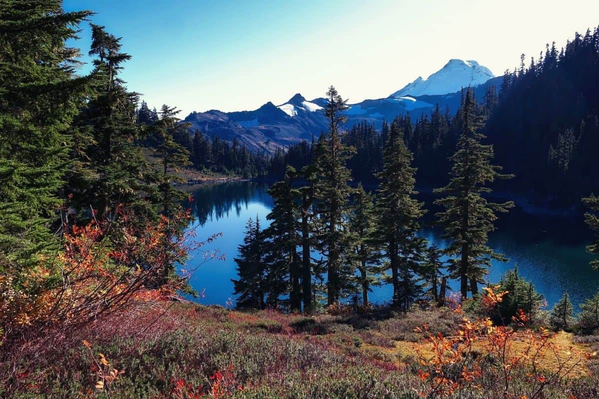 Mountains and lake scene in Washington state