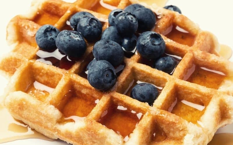 Waffles with maple syrup and blueberries