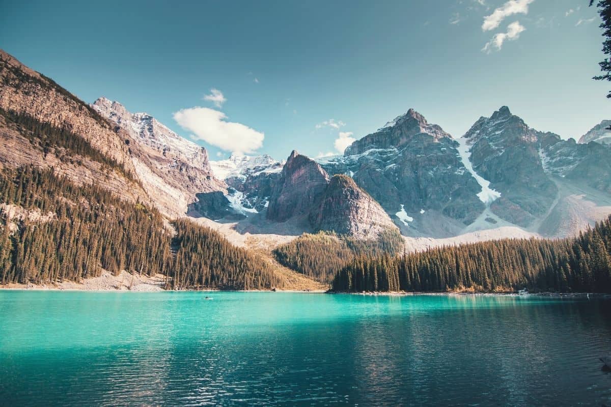 Mountains and lakes in banff national park - featimg