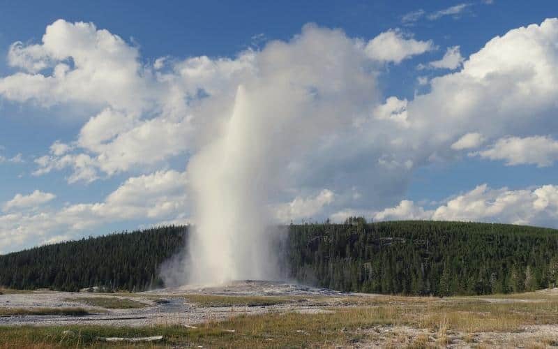 old faithful geyser yellowstone wyoming