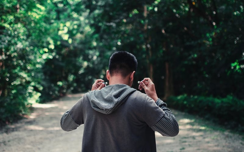 man putting his earphones on