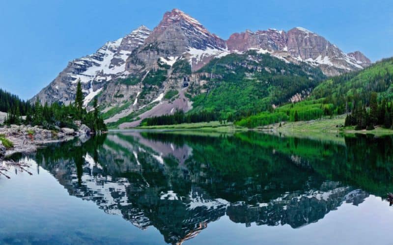 Maroon Bells peaks in Crater Lake, Colorado
