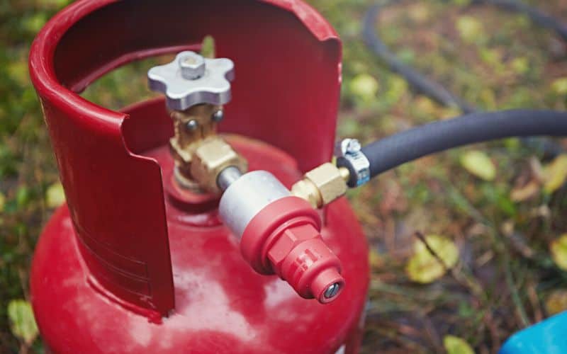 Gas hose reducer attached to gas cylinder 